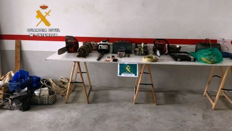 Detenidos dos hombres acusados de una decena de robos en Occidente.