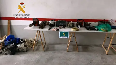 Detenidos dos hombres acusados de una decena de robos en Occidente. Detenidos dos hombres acusados de una decena de robos en Occidente.
