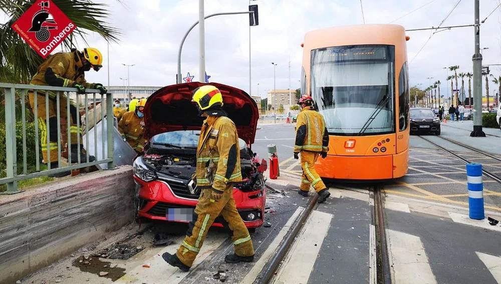 Accidente entre un tranvía y un coche/2 Accidente entre un tranvía y un coche/2