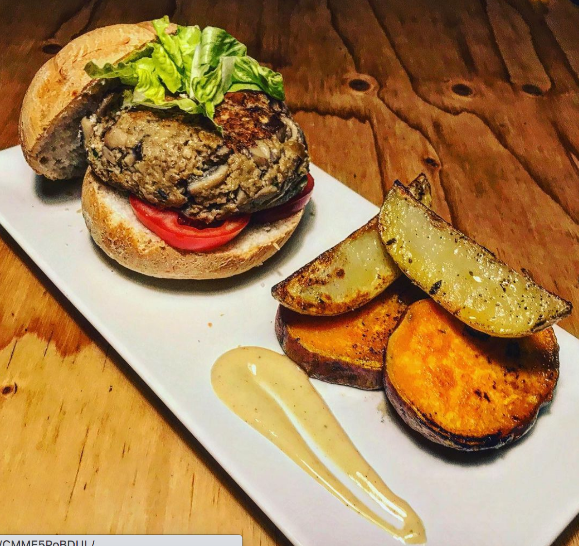 La recepta de Jordi Rey: hamburguesa de xampinyons, seitan i flocs de civada La recepta de Jordi Rey: hamburguesa de xampinyons, seitan i flocs de civada