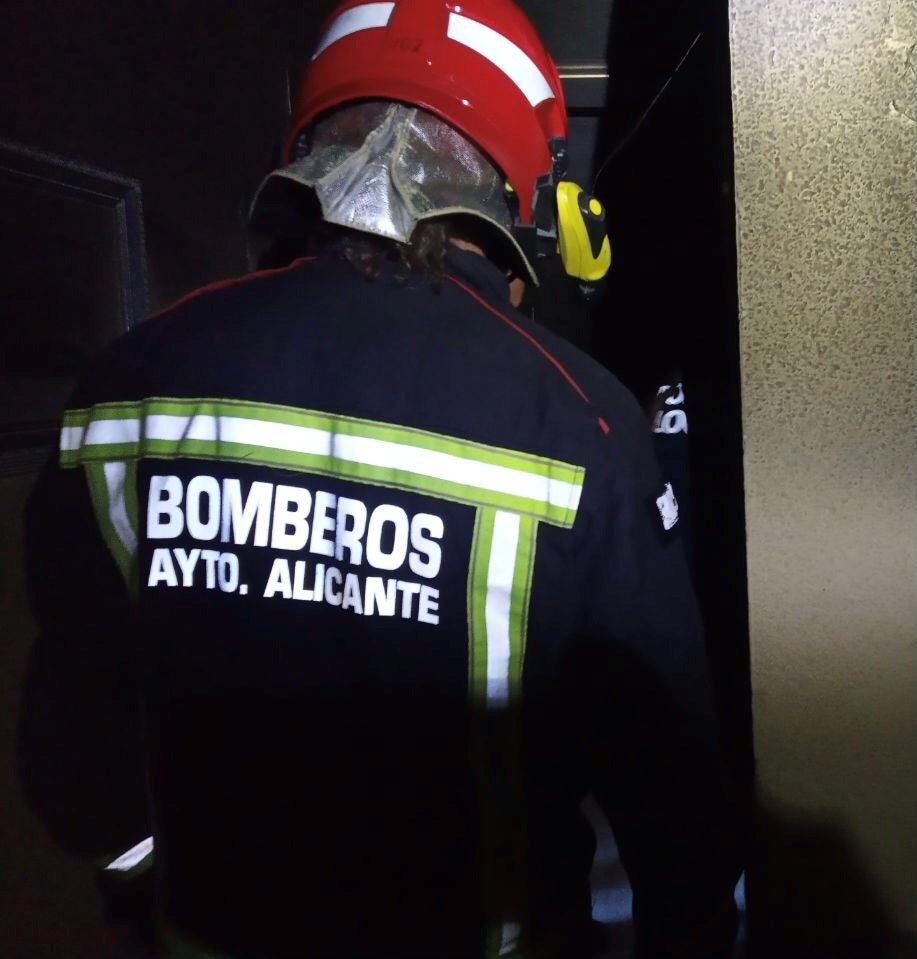 Los bomberos intervienen en un incendio en vivienda anoche con mujer herida por inhalación de humo en Alicante Los bomberos intervienen en un incendio en vivienda anoche con mujer herida por inhalación de humo en Alicante