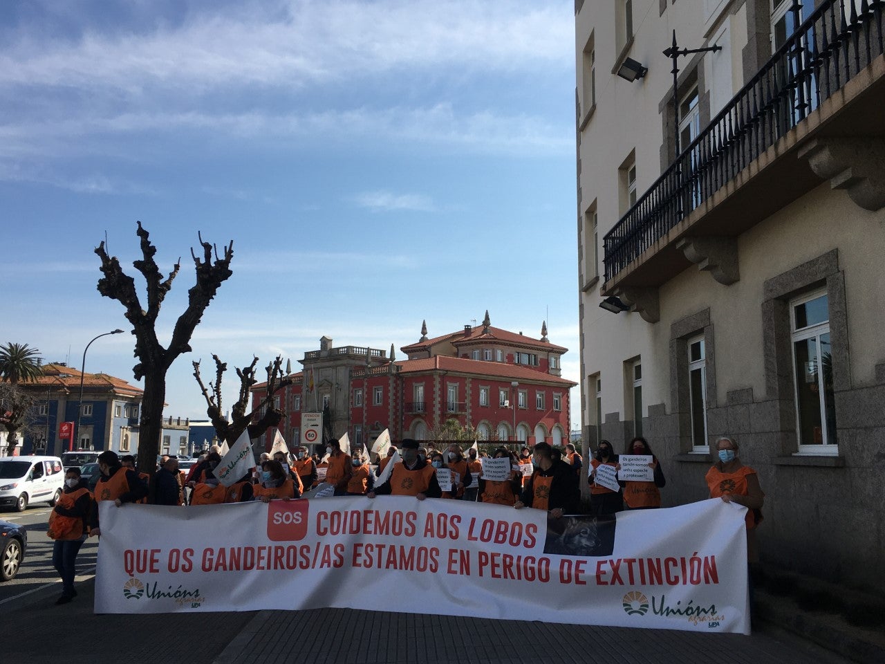 Concentración de ganaderos ante la Delegación del Gobierno para reclamar la retirada de la protección al lobo Concentración de ganaderos ante la Delegación del Gobierno para reclamar la retirada de la protección al lobo