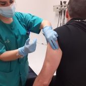 Un Policía Nacional recibe la primera dosis de la vacuna