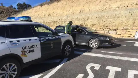 Agentes de la Guardia Civil en un control de carretera CONTROL GUARDIA CIVIL