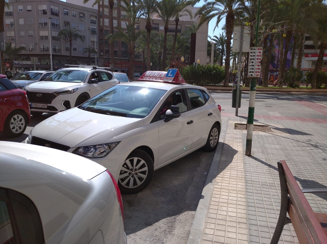 Atasco en los exámenes del carné de conducir: más de 2800 alumnos de Elche en lista de espera para el práctico Atasco en los exámenes del carné de conducir: más de 2800 alumnos de Elche en lista de espera para el práctico