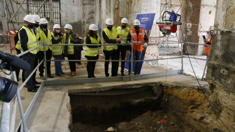 El alcalde de Sevilla junto con el Delegado de Turismo en el Ayuntamiento y otros operarios técnicos visitan la obra