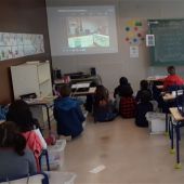 Las actividades arrancan con una videoconferencia en la que el alcalde, Manuel Pineda, y el concejal Gabriel Valero, han explicado el proyecto al alumnado 