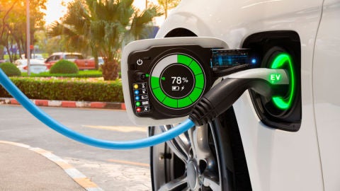 Sale m&aacute;s caro recargar un el&eacute;ctrico o llenar un dep&oacute;sito