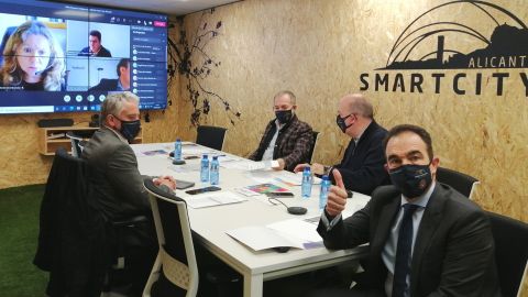 En primer plano el concejal Antonio Peral en una imagen de la reunión En primer plano el concejal Antonio Peral en una imagen de la reunión