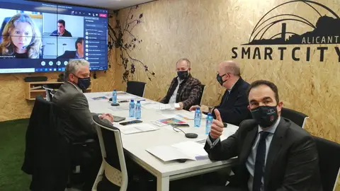 En primer plano el concejal Antonio Peral en una imagen de la reunión En primer plano el concejal Antonio Peral en una imagen de la reunión
