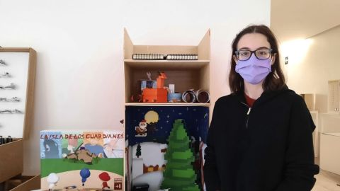Laura Labarta junto al juego que ha creado Laura Labarta junto al juego que ha creado