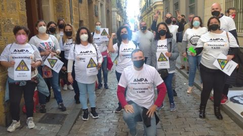 Familias manifest&aacute;ndose enfrente de la Delegaci&oacute;n de Educaci&oacute;n