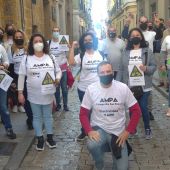 Familias manifestándose enfrente de la Delegación de Educación