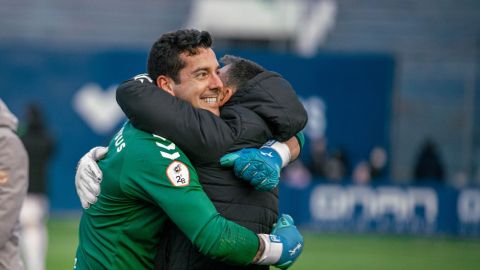 Biel Ribas, guardameta del UCAM Murcia CF, celebra junto al entrenador de porteros después del encuentro en el que paró dos penaltis