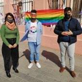 Los responsables municipales Lourdes Bernal y Alfredo Fernández, y el presidente de Amare LGTBI, José Manuel Acosta,
