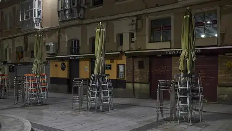 Terraza vacía en Santander Minutos antes de toque de queda