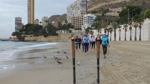 Miembros del Club Nordic Aliwalking, con alumnos.