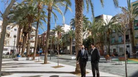 El concejal Antonio Peral y el alcalde Luis Barcala en la plaza de Castellón El concejal Antonio Peral y el alcalde Luis Barcala en la plaza de Castellón
