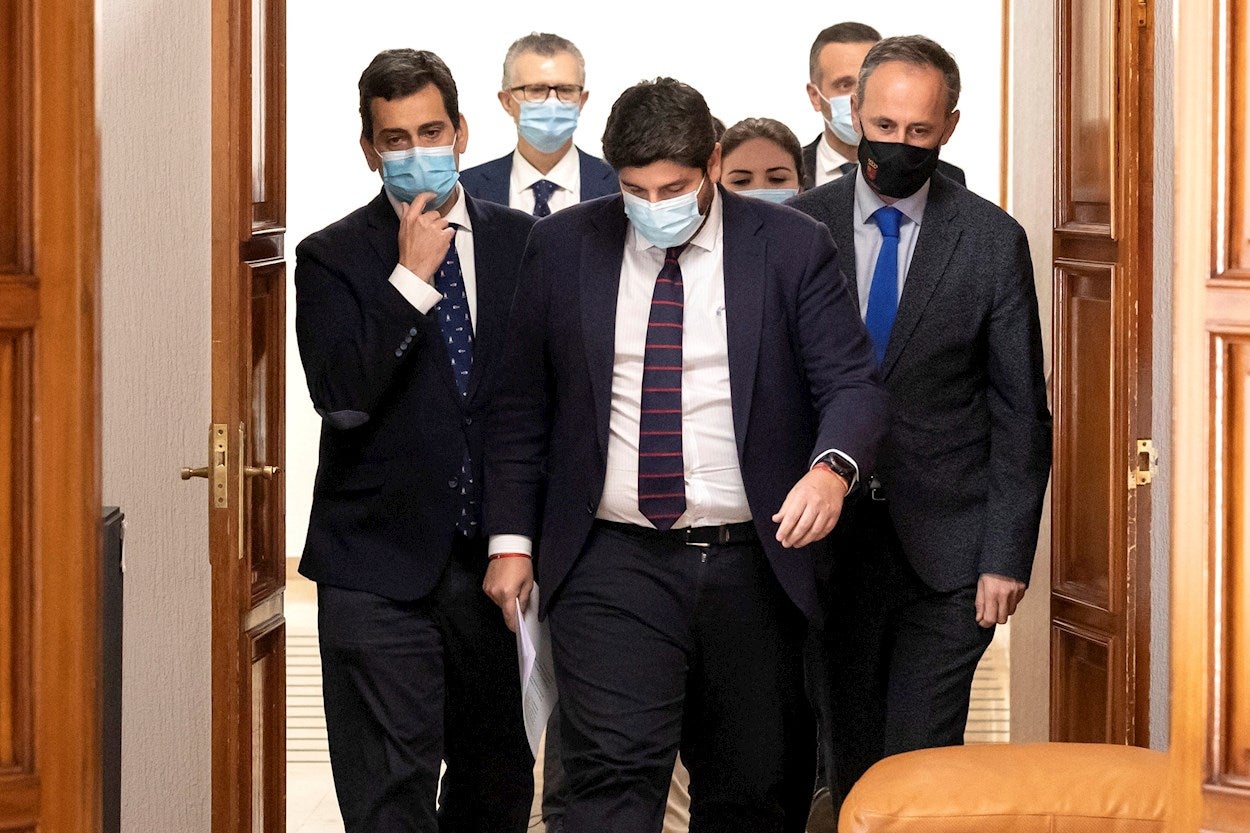 López Miras: "No salgo de mi asombro que en mitad de una pandemia Ciudadanos y Psoe estén a las doce de la noche intercambiando sillones" López Miras: "No salgo de mi asombro que en mitad de una pandemia Ciudadanos y Psoe estén a las doce de la noche intercambiando sillones"