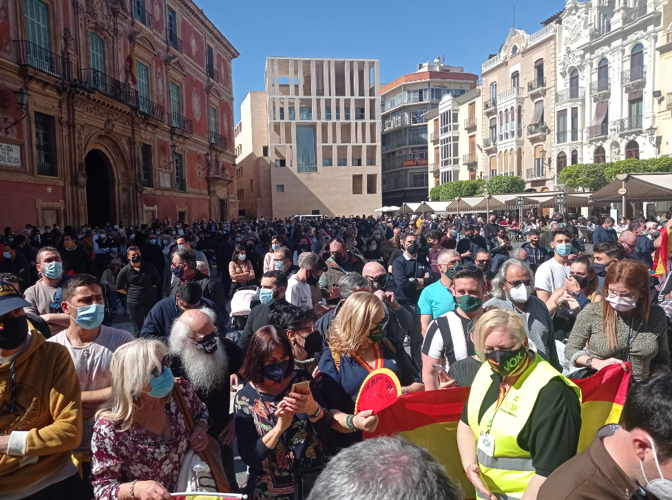 VOX organiza un acto político en Murcia al que asisten cientos de personas saltándose las normas sanitarias VOX organiza un acto político en Murcia al que asisten cientos de personas saltándose las normas sanitarias