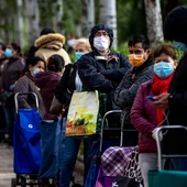 Personas haciendo cola para recoger comida en el barrio de Aluche de Madrid en mayo de 2020 Personas haciendo cola para recoger comida en el barrio de Aluche de Madrid en mayo de 2020
