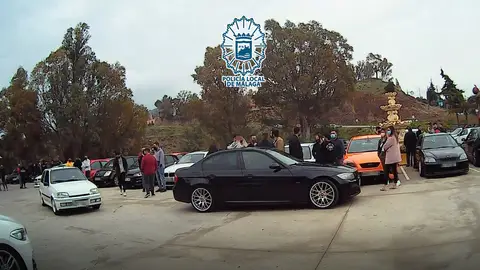 Momento de la concentración de vehículos denunciada por la Policía Local de Málaga En los Montes de Málaga