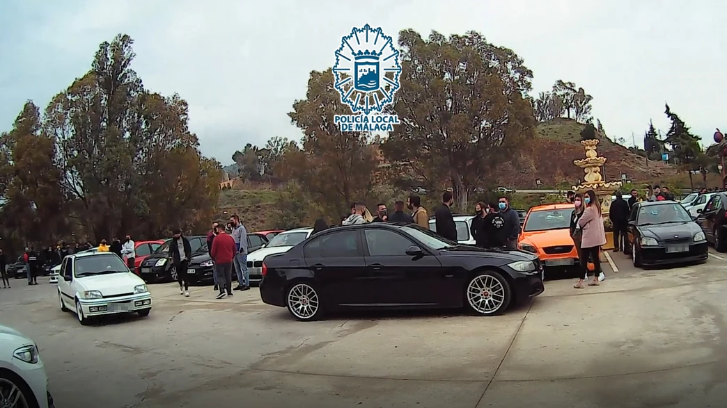 Momento de la concentración de vehículos denunciada por la Policía Local de Málaga En los Montes de Málaga