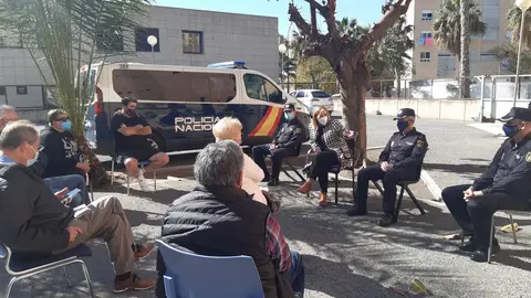 Araceli Poblador con mandos policiales y representantes de las asociaciones de vecinos la zona norte de Alicante Araceli Poblador con mandos policiales y representantes de las asociaciones de vecinos la zona norte de Alicante