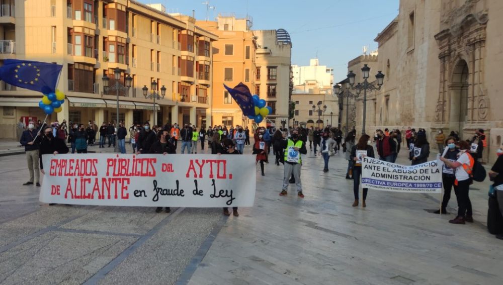 Concentración interinos en Elche.