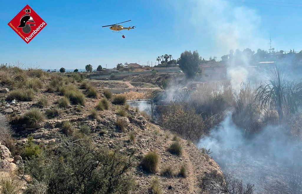 Un incendio calcina en la Peña Las Águilas de Elche más de 2000 metros de superficie de cañizo Un incendio calcina en la Peña Las Águilas de Elche más de 2000 metros de superficie de cañizo