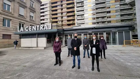 O Psoe denuncia o "total abandono" da cafetería do Xardín Xaponés Concelleiros e concelleiras socialistas ante a cafetería do Xardín Xaponés