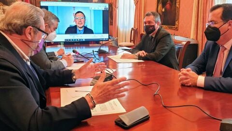 Momento de la reunión ayer en el Ayuntamiento de Sevilla