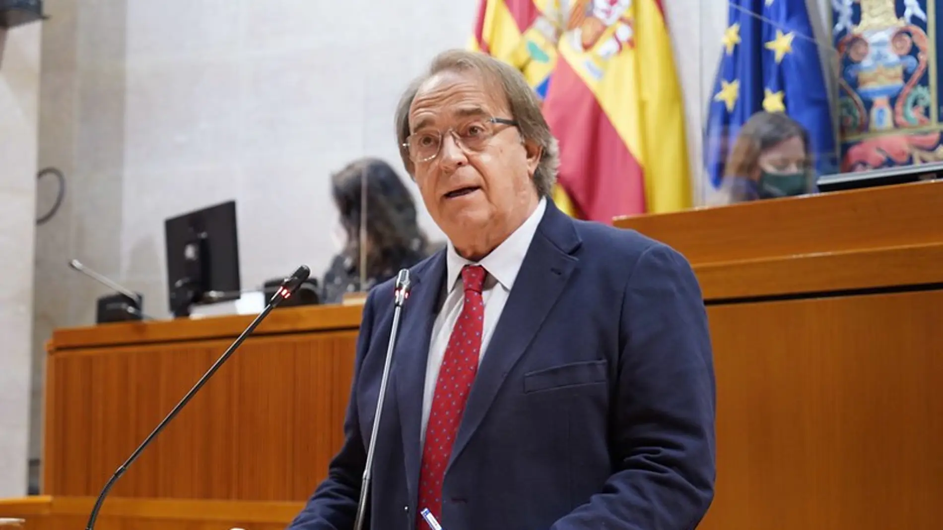 El consejero de Hacienda, Carlos Pérez Anadón, durante el pleno de las Cortes