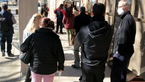 Treballadors de geri&agrave;trics fent cua per vacunar-se a Lleida.