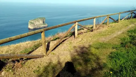 Una de las vallas a la altura de Cue Una de las vallas a la altura de Cue