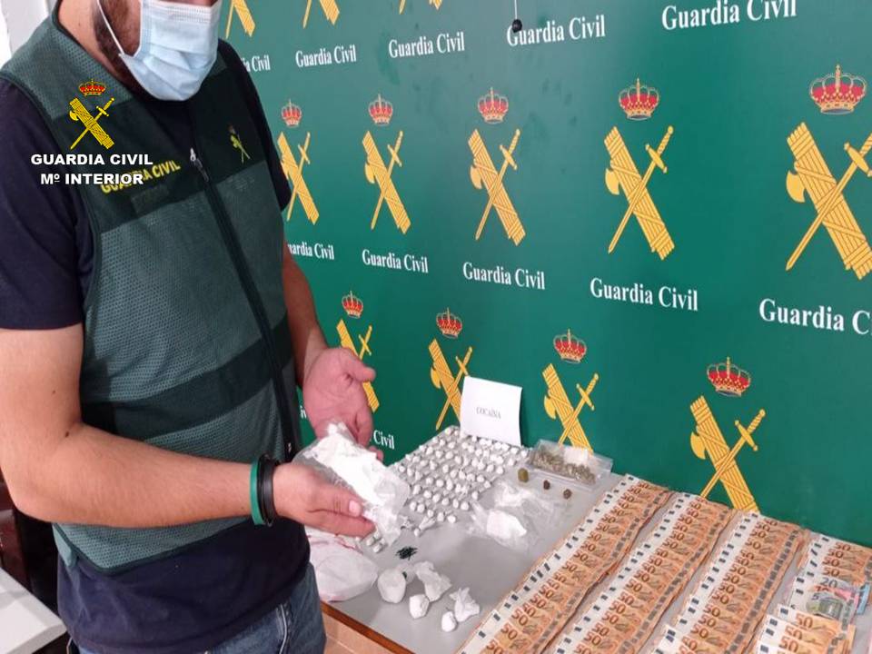 La Guardia Civil desarticula una organización criminal en Torrevieja cuyo líder era un barrendero La Guardia Civil desarticula una organización criminal en Torrevieja cuyo líder era un barrendero