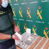 La Guardia Civil desarticula una organización criminal en Torrevieja cuyo líder era un barrendero La Guardia Civil desarticula una organización criminal en Torrevieja cuyo líder era un barrendero