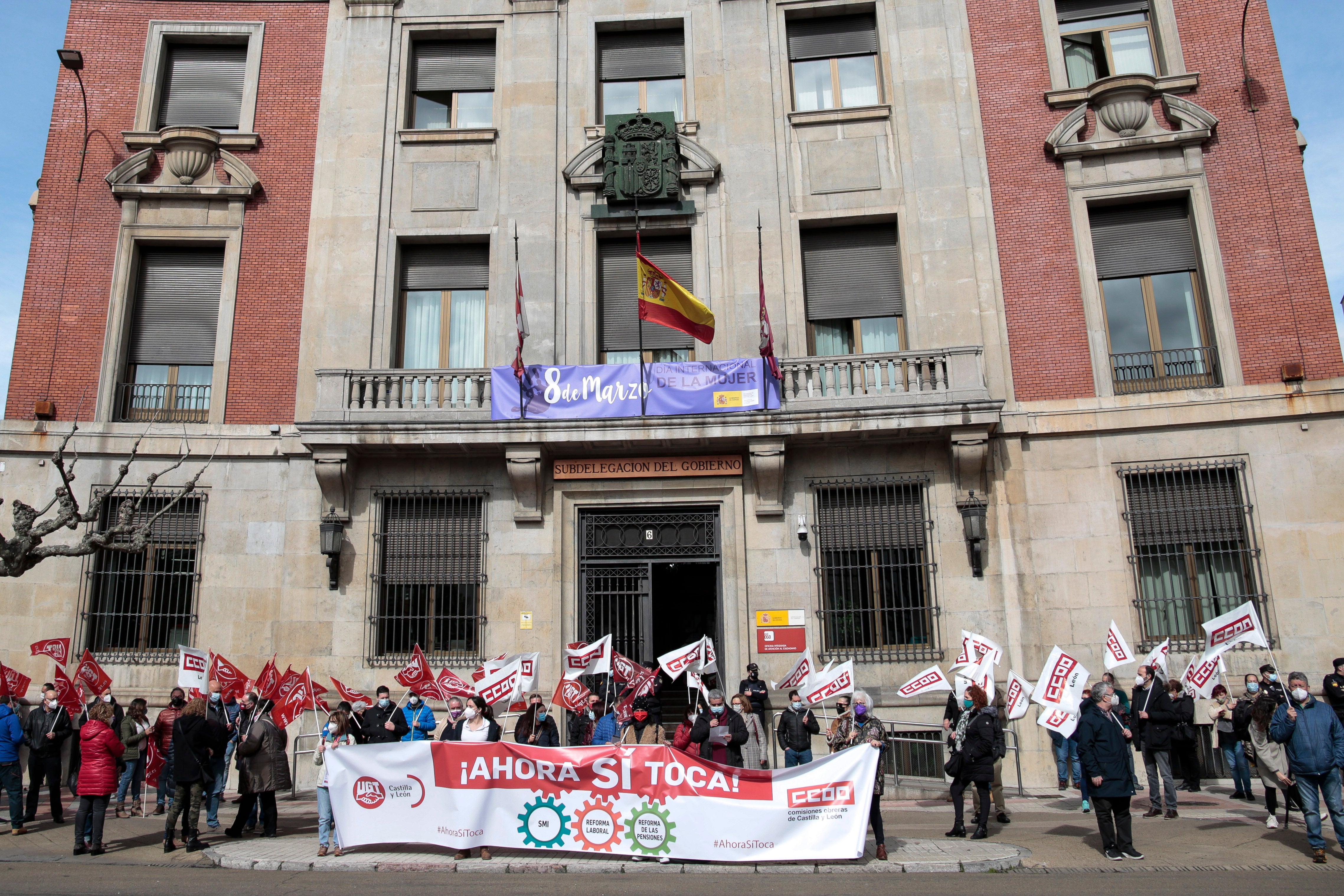 CC.OO. y UGT piden una salida social de la crisis CC.OO. y UGT piden una salida social de la crisis