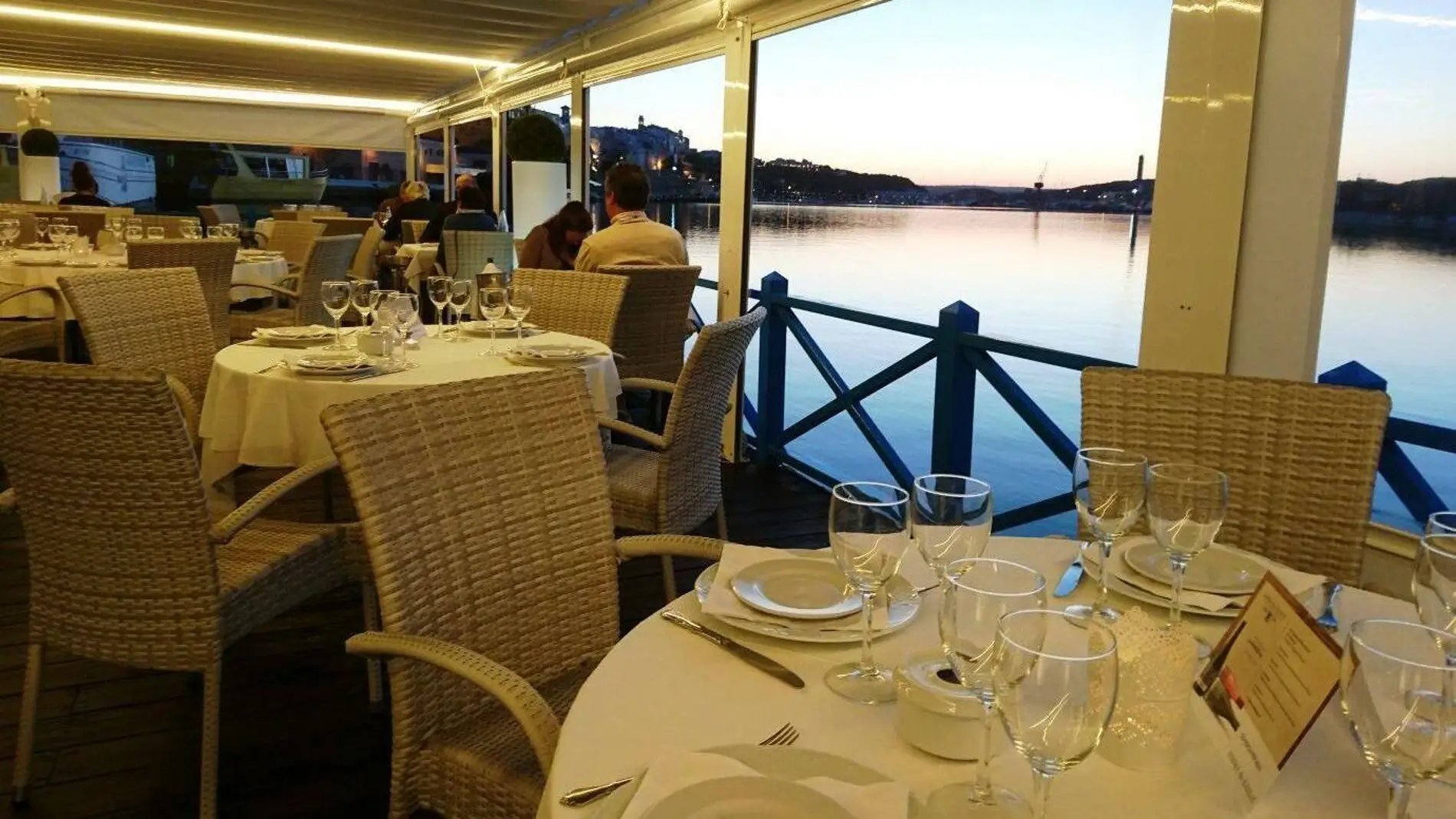 Los restaurantes de Menorca exigen al Govern trabajar las cenas para afrontar los gastos.