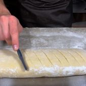 Cocinero amasando pan