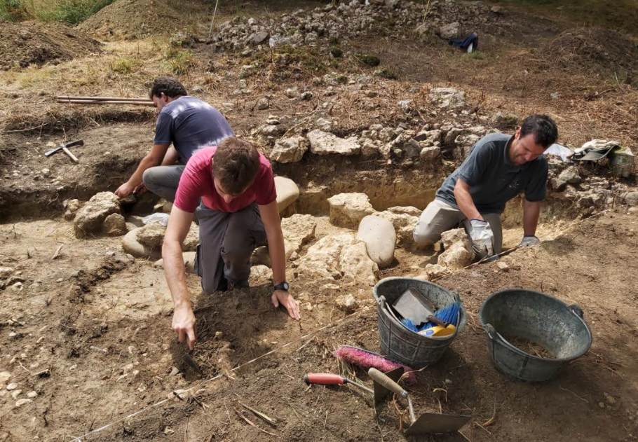 José Antonio Longo Marina: "El Castro de Antrialgo sigue dando muchos restos de interés" José Antonio Longo Marina: "El Castro de Antrialgo sigue dando muchos restos de interés"