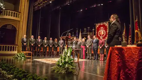 Todo el comercio, los cofrades y vecinos en general preparan acciones y decorarán escaparates y balcones con símbolos de la Semana Santa orihuela