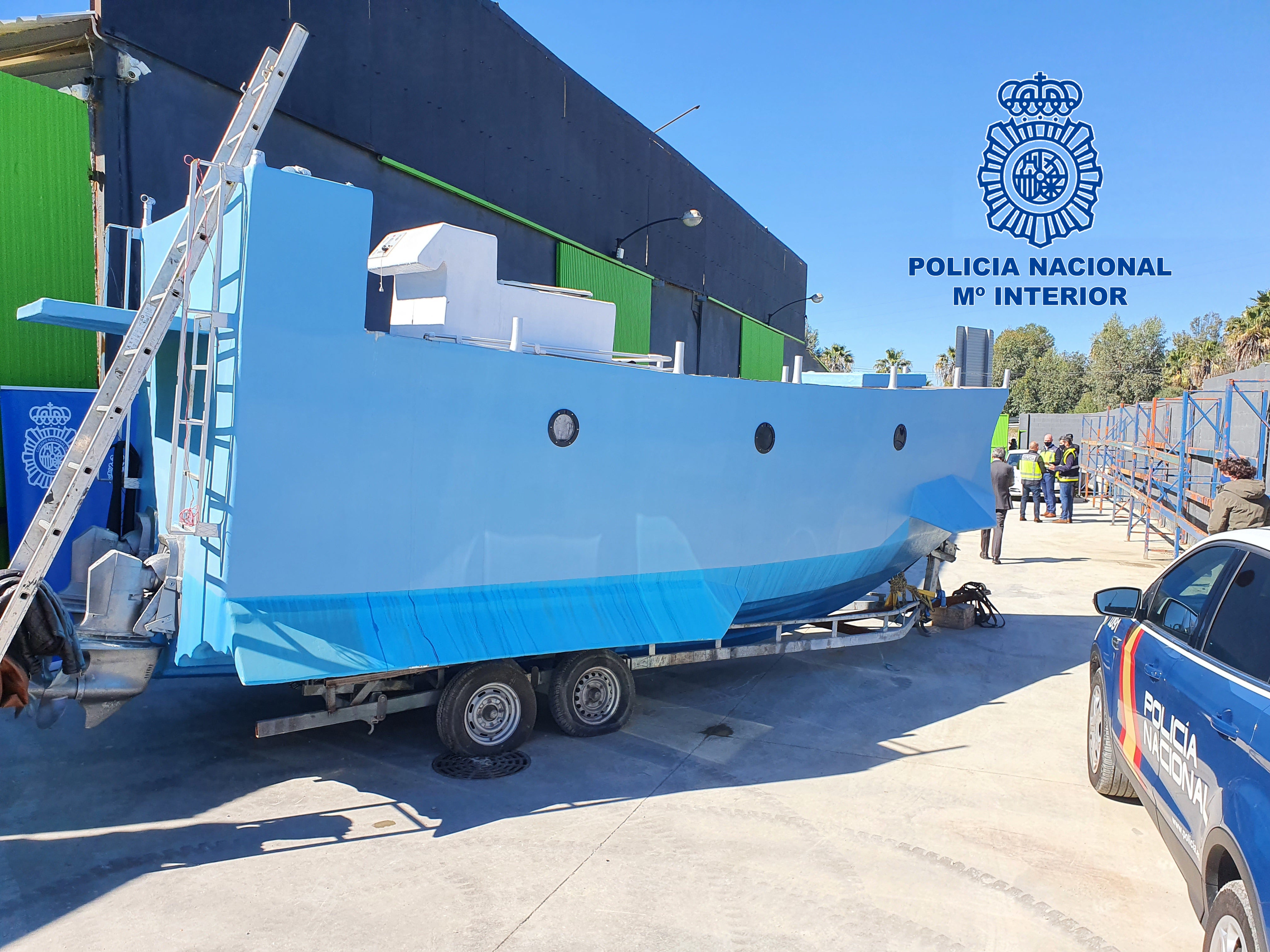 Intervienen el primer narcosubmarino de España en una nave de Málaga Intervienen el primer narcosubmarino de España en una nave de Málaga