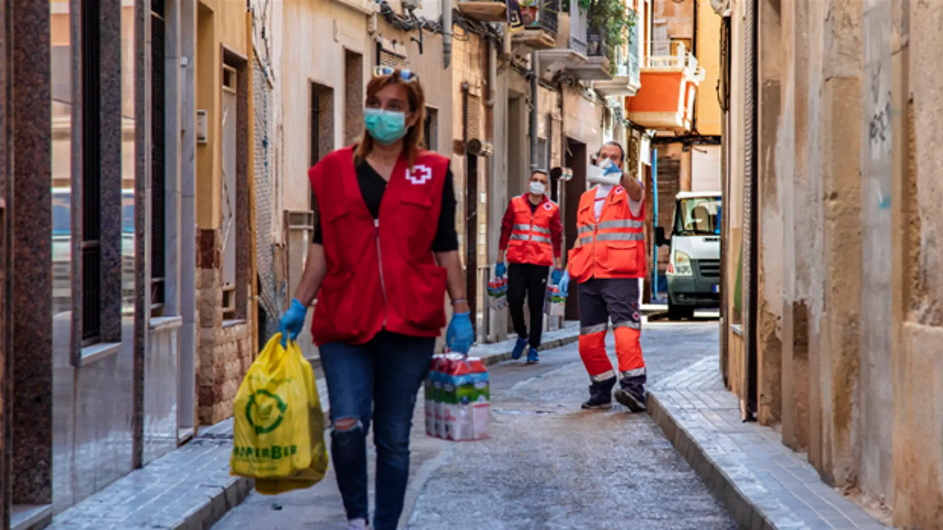 Voluntarios de Cruz Roja reparten ayuda de primera necesidad