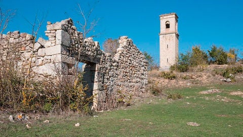 Ruinas de una casa y del campanario en Otxate