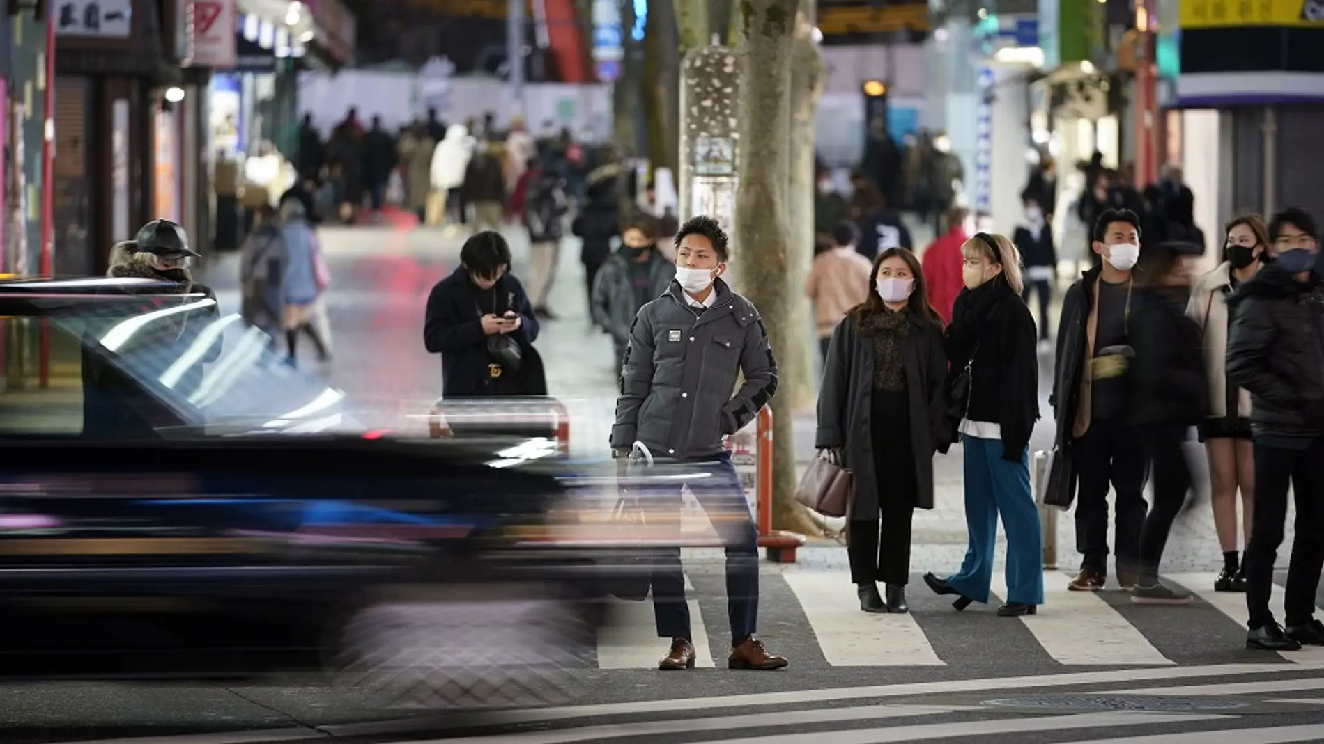 Imagen de personas caminando en Japón