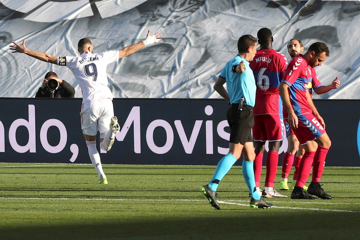 Benzemá mantiene el Real Madrid en la lucha por el título de Liga con un doblete ante el Elche Benzemá mantiene el Real Madrid en la lucha por el título de Liga con un doblete ante el Elche