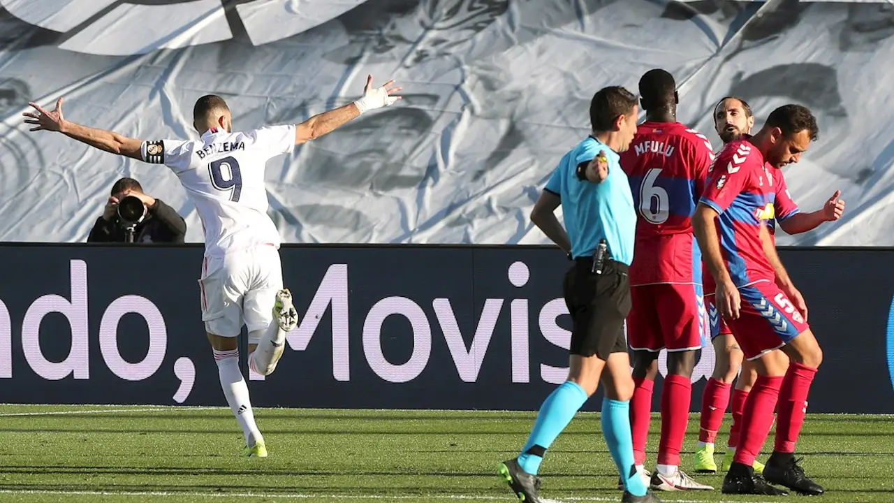 Benzemá celebra el gol de la victoria ante el Elche Benzemá celebra el gol de la victoria ante el Elche