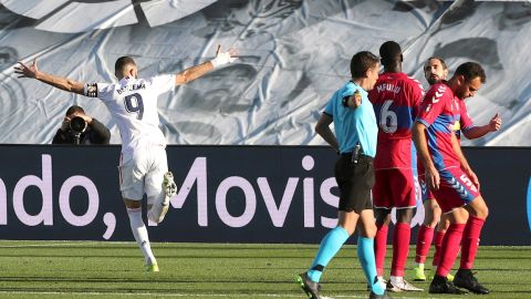 Benzemá celebra el gol de la victoria ante el Elche