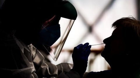 Realizaci&oacute;n de PCR durante un cribado para detectar casos de coronavirus